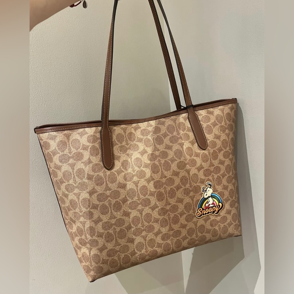 NWT！Coach X Peanuts City Tote In Signature Canvas With Patches（COACH CBJ91） - Picture 3 of 4